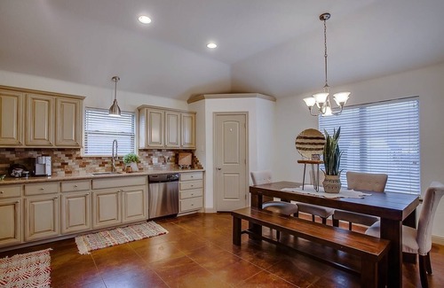 Lubbock House | *NEW* 5 Star Luxury Cozy Private Santa Fe Style w/ Jacuzzi Hot Tub