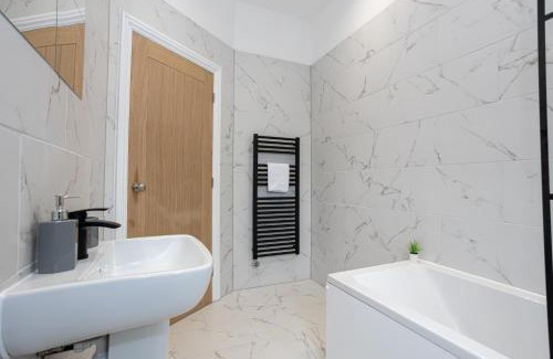 Walkden Apartment | NEW! 5 x Stunning 1-Bed Apartments in Manchester by 53 Degrees Property, Ideal for Long Term, Couples or Business Groups!
