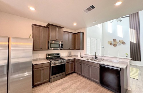 Conroe House | New 5br house with 4 king beds · Hot tub · Pets OK · Work space · 75" 4K TV