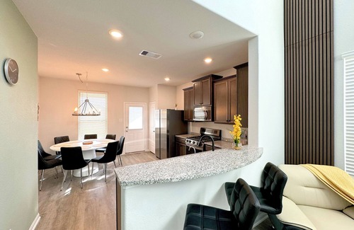 Conroe House | New 5br house with 4 king beds · Hot tub · Pets OK · Work space · 75" 4K TV
