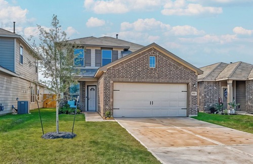 Conroe House | New 5br house with 4 king beds · Hot tub · Pets OK · Work space · 75" 4K TV