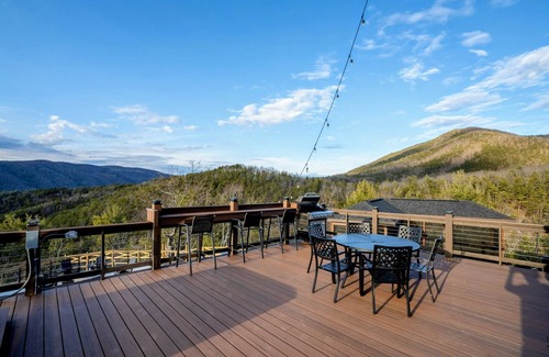 Milam Cabin | NEW 5BR Luxury Retreat with Panoramic Views