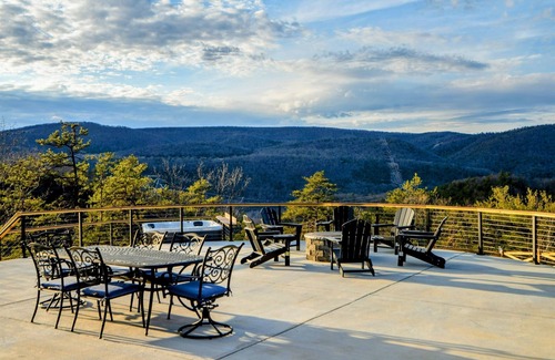 Milam Cabin | NEW 5BR Luxury Retreat with Panoramic Views