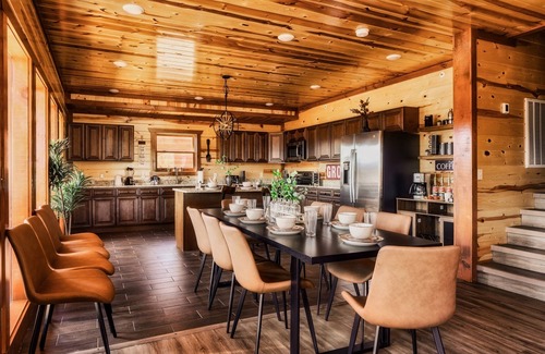 Caton Cabin | New~6 Bed Lux Cabin:Heated Private POOL| Views|Games| Firepit|Dog-friendly!