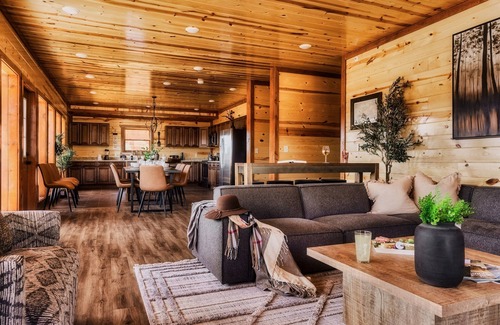 Caton Cabin | New~6 Bed Lux Cabin:Heated Private POOL| Views|Games| Firepit|Dog-friendly!