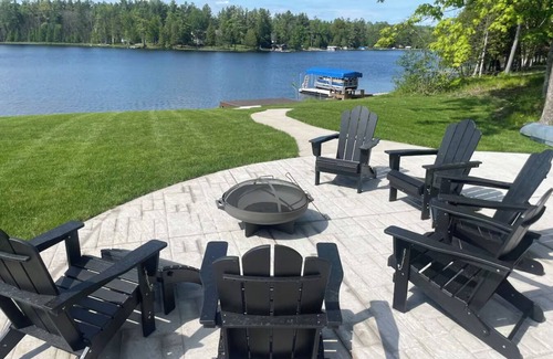 Loretto House | New 6 bedroom Lake Front Home- Theatre Room- Poker - FirePit- Kayak/Paddleboards