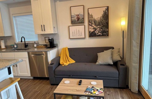 Hermosa Apartment | NEW 650sq ft Attached* in-law apt