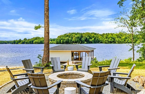 Bumpass House | NEW 6BR Lakefront Lake Anna, Beach, Dock, Deck Views