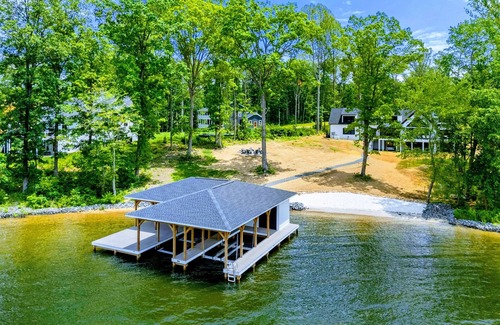 Bumpass House | NEW 6BR Lakefront Lake Anna, Beach, Dock, Deck Views