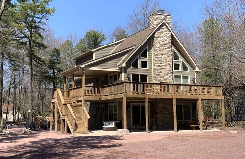 Lake Harmony Estates House | New! 6BR w/Hot Tub/Game Room/Fire Pit/Free linens/Bubble Hockey
