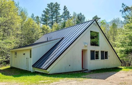 Jamaica Ski Chalet | New! 7 min to Stratton access road, Hiking, HotTub Sauna EV