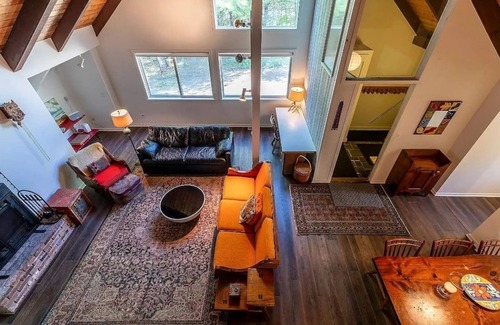 Jamaica Ski Chalet | New! 7 min to Stratton access road, Hiking, HotTub Sauna EV