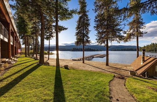 McCall House | New* 70s Lakefront condo in Tamarack Bay with dock, pool, beach