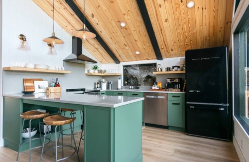 Saint Helens Cabin | NEW - 75` High Unique Stay ~ Hot Tub ~ Steam Shower