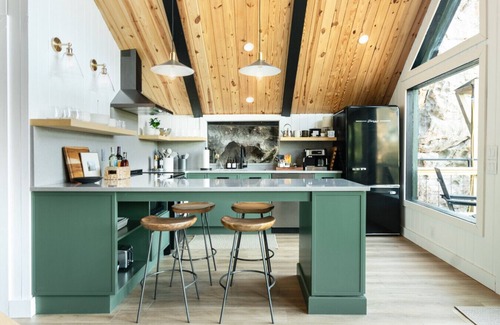 Saint Helens Cabin | NEW - 75` High Unique Stay ~ Hot Tub ~ Steam Shower