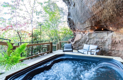 Saint Helens Cabin | NEW - 75` High Unique Stay ~ Hot Tub ~ Steam Shower