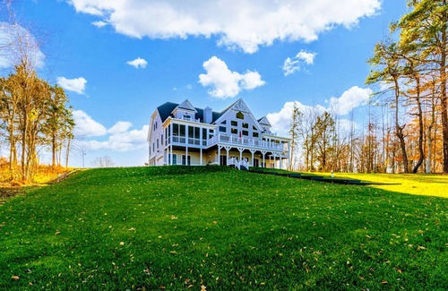 Livingston House | NEW 7BR Lakefront Lake Anna, Dock, Beach, Deck