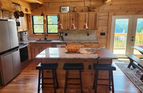 Bakersville Cabin | New 8/25 3-bdrm NC mountain cabin with million dollar view & N. Toe River access