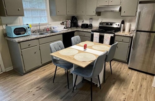Commerce Apartment | NEW! 86" TV, Massage + Firepit!