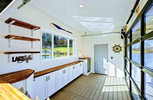 Mineral House | NEW 9BR Lakefront Lake Anna, Pool, Beach, Dock