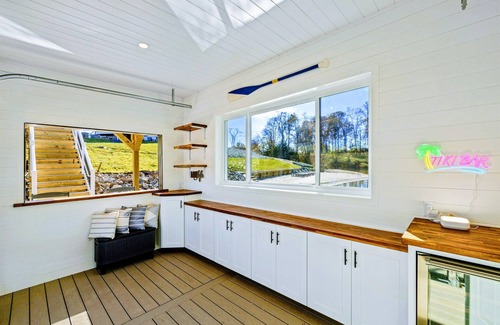 Mineral House | NEW 9BR Lakefront Lake Anna, Pool, Beach, Dock