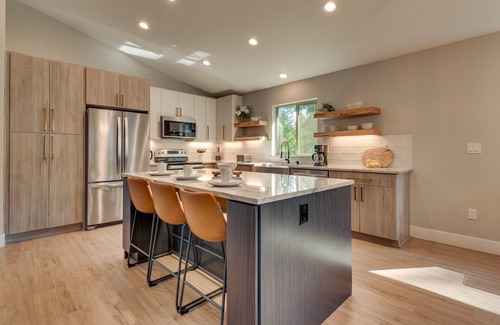 Y Area House | NEW! AC, Hot Tub, Grill, Newly Built, Open Floor Plan, Wifi, 4 of 6 – Emerald Bay Retreat