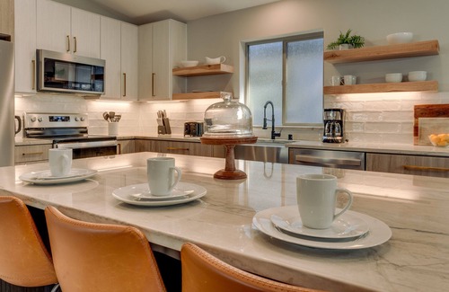 Y Area House | NEW! AC, Hot Tub, Grill, Newly Built, Open Floor Plan, Wifi, 4 of 6 – Emerald Bay Retreat
