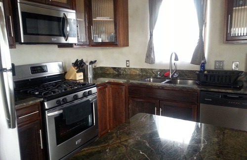 El Prado House | New adobe guest house - mountain views - great location - hot tub