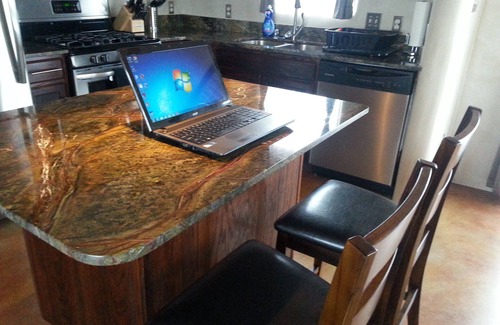 El Prado House | New adobe guest house - mountain views - great location - hot tub