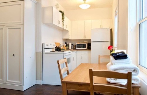 Moose Jaw Apartment | NEW Affordable Studio, perfect for work travellers, Smart TV, Parking, WiFi