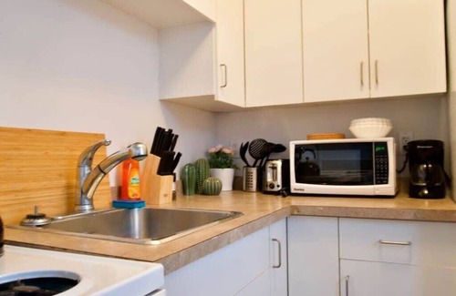Moose Jaw Apartment | NEW Affordable Studio, perfect for work travellers, Smart TV, Parking, WiFi