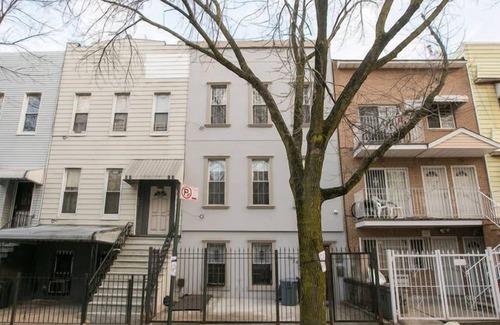 Bushwick House | *NEW*ALL BRAND NEW FURNITURE,BEDS,TVS&PLACE IS HUGE&15 MIN SUBWAY 2 DOWNTOWN NYC