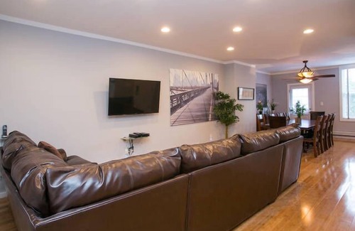 Bushwick House | *NEW*ALL BRAND NEW FURNITURE,BEDS,TVS&PLACE IS HUGE&15 MIN SUBWAY 2 DOWNTOWN NYC