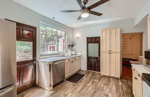 Manitou Springs House | NEW! ALL EN-SUITE BATHROOMS ~Downtown 3 Blocks ~ Cog Railway ~Incline~ Hot Tub!