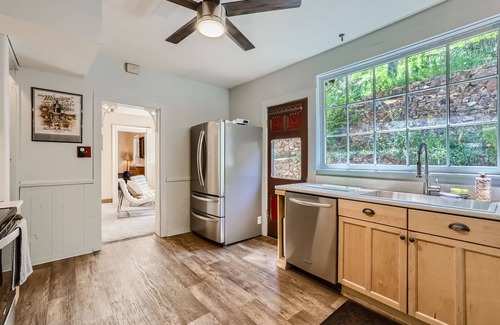 Manitou Springs House | NEW! ALL EN-SUITE BATHROOMS ~Downtown 3 Blocks ~ Cog Railway ~Incline~ Hot Tub!