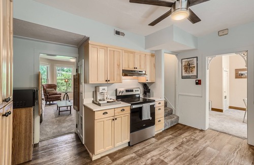 Manitou Springs House | NEW! ALL EN-SUITE BATHROOMS ~Downtown 3 Blocks ~ Cog Railway ~Incline~ Hot Tub!