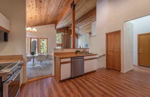 Alpine Meadows House | ~New~Alpine Meadows Base Camp, Walk to Hiking Trails, Ski Shuttle Avail.