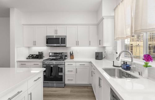 Southwest Anaheim Apartment | NEW Amazing four bedroom home, central to Disneyland & Knotts Berry Farm!