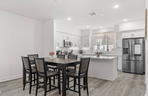 Southwest Anaheim Apartment | NEW Amazing four bedroom home, central to Disneyland & Knotts Berry Farm!