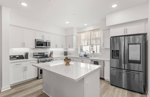 Southwest Anaheim Apartment | NEW Amazing four bedroom home, central to Disneyland & Knotts Berry Farm!
