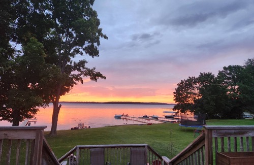 Cumberland Beach Cottage | New and Cozy Lakefront cottage under 1.5hr North of Toronto. Kid-Friendlyn