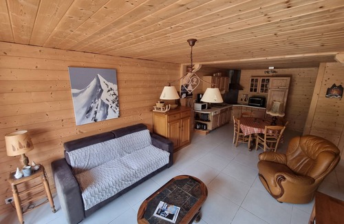 Manigod Apartment | New and warm apartment in south facing chalet in Manigod