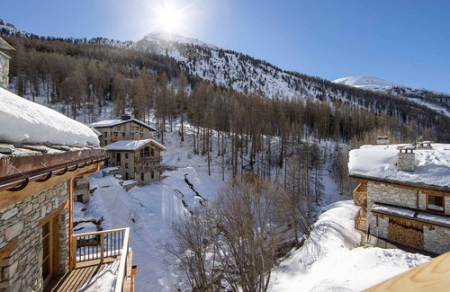 Le Fornet Apartment | New Apartment, Close to the Slopes - Fireplace, Parking, and Modern Amenities