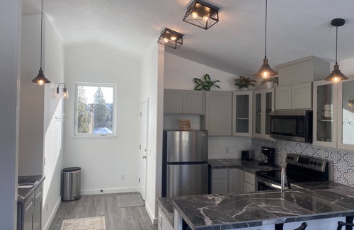 Mount Shasta Apartment | New apartment with hot tub close to everything outdoors