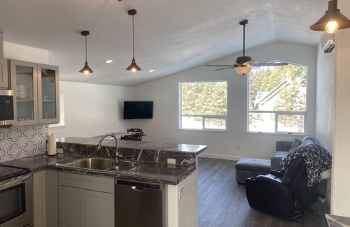 Mount Shasta Apartment | New apartment with hot tub close to everything outdoors