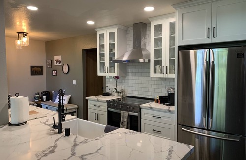 Glencoe Ski Chalet | New! *Arnold Treehouse* Updated, Sleeps 12, K9OK