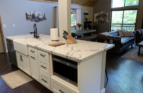 Glencoe Ski Chalet | New! *Arnold Treehouse* Updated, Sleeps 12, K9OK