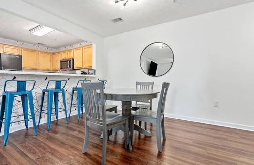 Auburn Apartment | New AU Oasis 2 Mins to Downtown & Stadium Sleeps 10