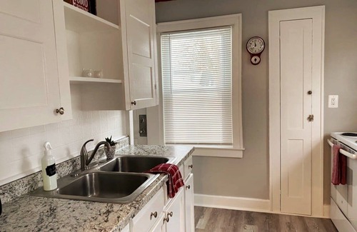 Pontiac House | NEW! AutoManiac spot in the heart of Pontiac/3 beds 2 baths