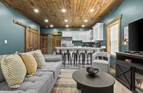 Stanton House | New Barndominium/Sleeps 24/4 Kitchens/4 Hot Tubs/4 Firepits